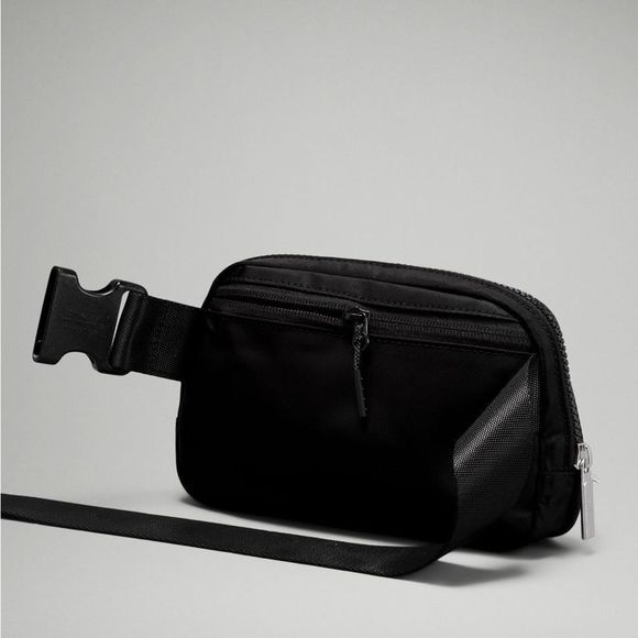 NWT Everywhere Belt Bag 1L Black - Picture 4 of 6